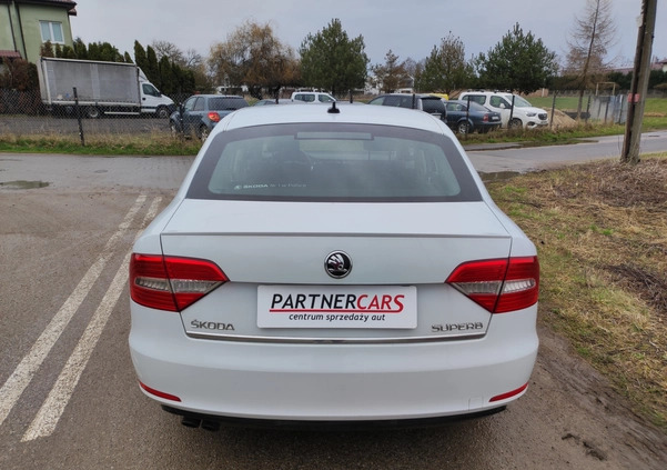 Skoda Superb cena 49900 przebieg: 141000, rok produkcji 2015 z Chęciny małe 211